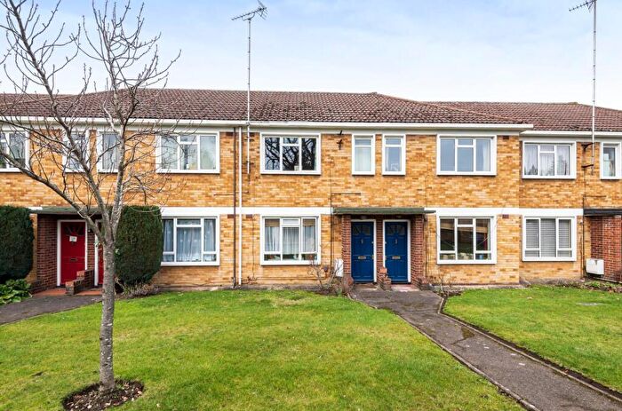 3 Bedroom Maisonette For Sale In Abbey Court, Camberley, GU15