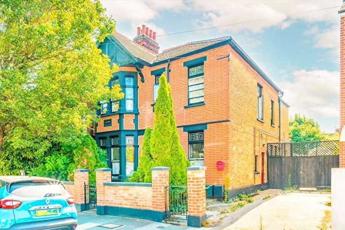 3 Bedroom Flat For Sale In Carlyle Road, Ealing, W5