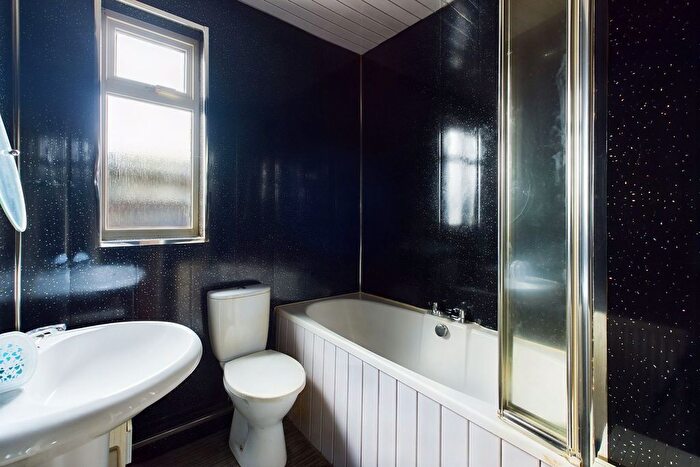 2 Bedroom Flat For Sale In Crindledyke Crescent, Newmains, ML2