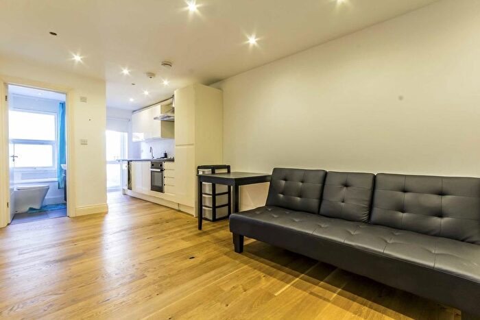 2 Bedroom Flat To Rent In The Mall, London, W5