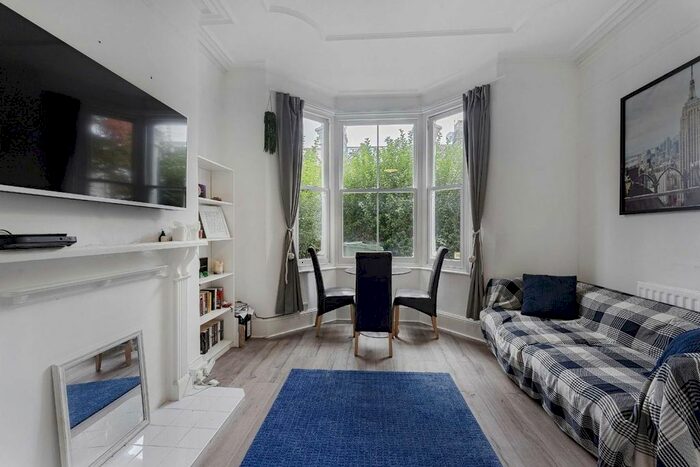 2 Bedroom Flat To Rent In Rudloe Road, London, SW12