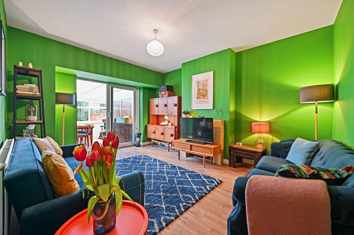 4 Bedroom Semi-detached Bungalow For Sale In Whitegate Gardens, Harrow, HA3