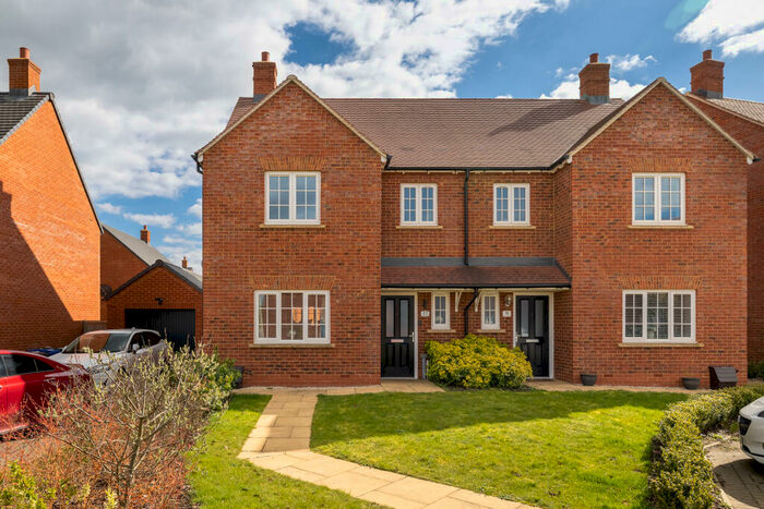 3 Bedroom Semi-Detached House For Sale In Chacombe Crescent Banbury, OX16