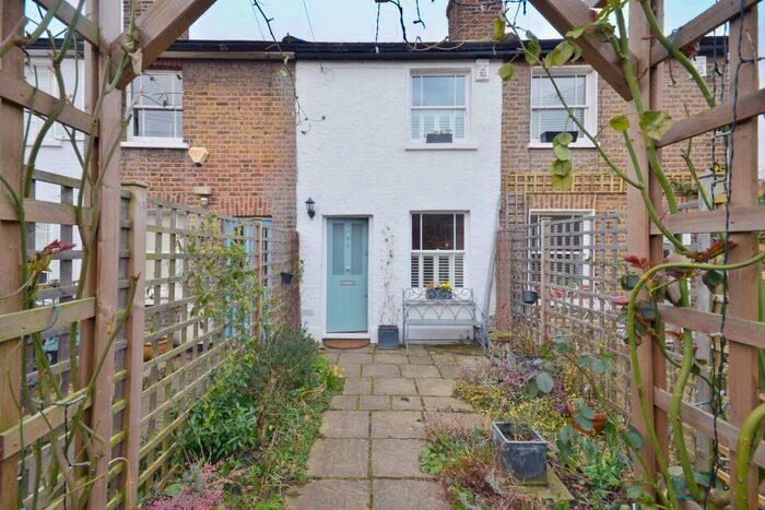 2 Bedroom Cottage To Rent In Thorne Passage, Barnes, SW13
