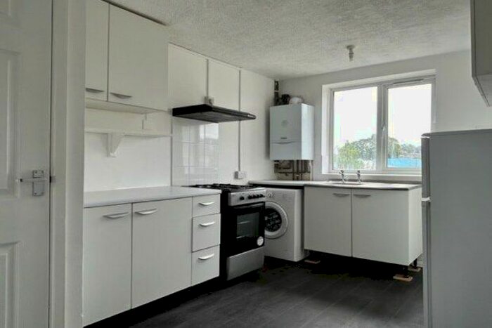 2 Bedroom Maisonette To Rent In Green Close, Maidenhead, SL6