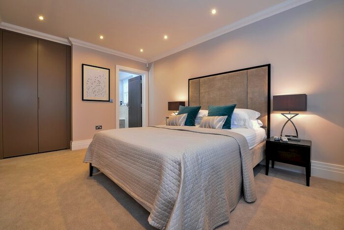 2 Bedroom Flat To Rent In Park Avenue, Bromley, BR1