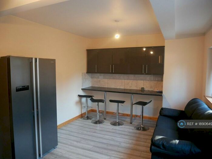 4 Bedroom Semi-Detached House To Rent In Gainsborough Road, Leicester, LE2