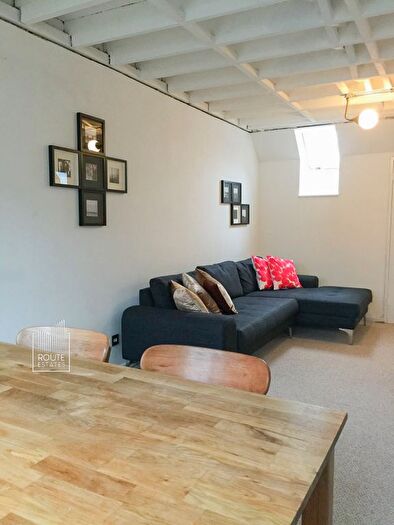 1 Bedroom Maisonette For Sale In Lockhart Close, Mackenzie Road, Islington, N7