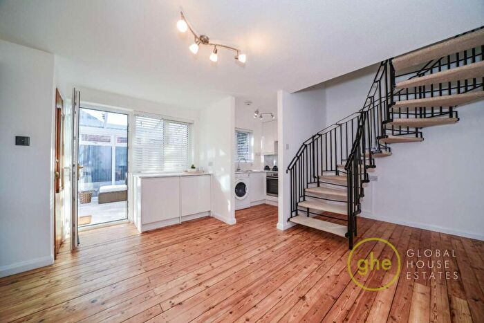 1 Bedroom Flat To Rent In Tiller Road, Isle Of Dogs, London, E14