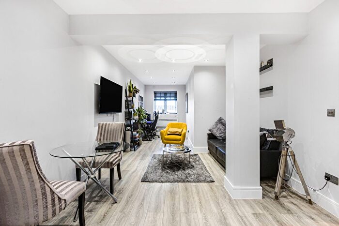 1 Bedroom Flat For Sale In Chaucer Way, Hoddesdon, EN11