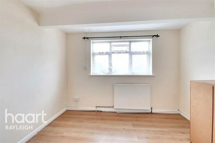5 Bedroom Detached House To Rent In Link Road, Canvey Island, SS8