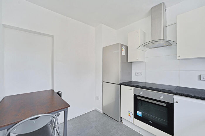 3 Bedroom Flat To Rent In Queensbridge Court, Queensbridge Road, E2