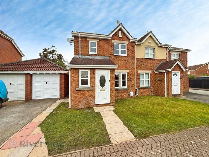 3 Bedroom Semi Detached House For Sale In Charlestown Way, Hull, HU9