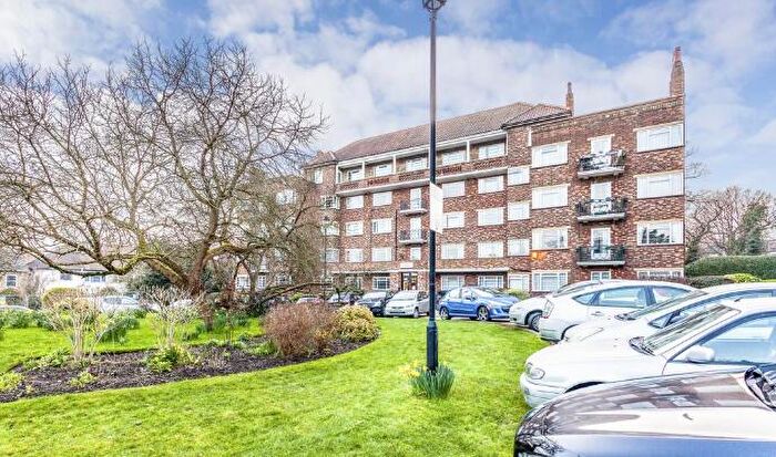 3 Bedroom Flat To Rent In Flat, Courtney House, Mulberry Close, London, NW4