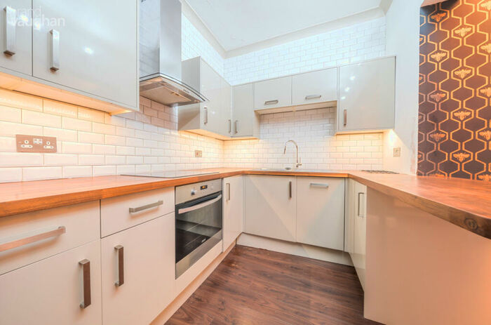 2 Bedroom Flat To Rent In Brunswick Terrace, Hove, East Sussex, BN3