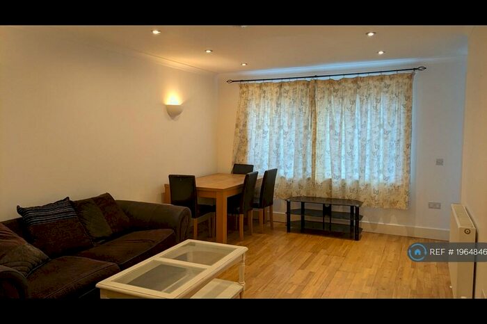 2 Bedroom Flat To Rent In Netherheys Drive, South Croydon, CR2
