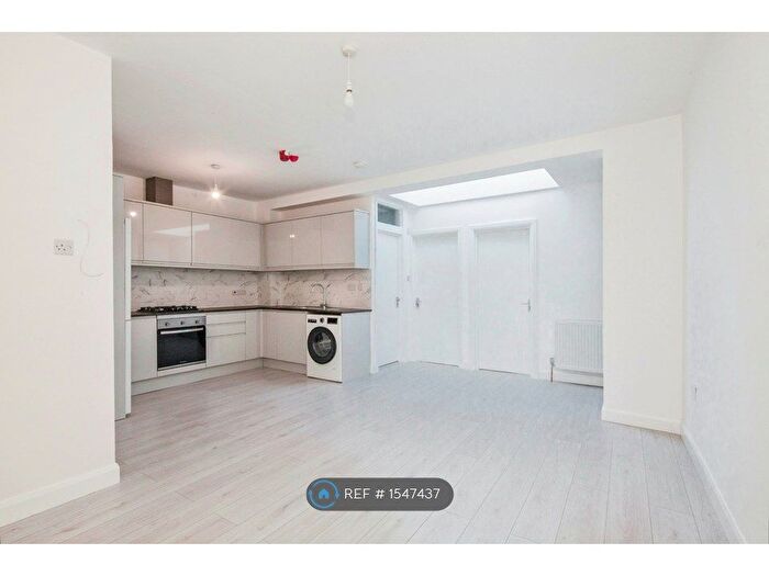 3 Bedroom Flat To Rent In Brixton, London, SW2