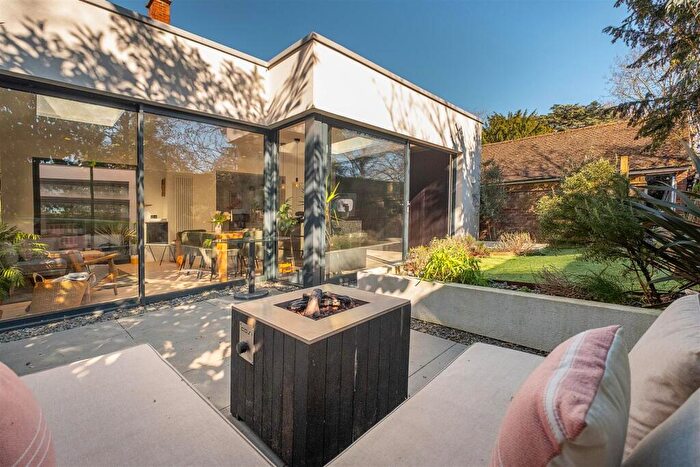 3 Bedroom Maisonette For Sale In Linden Close, Thames Ditton, KT7