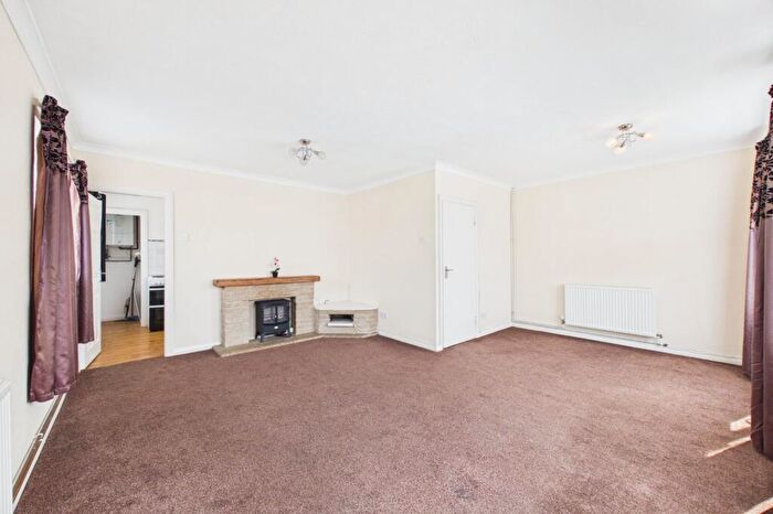 3 Bedroom Flat For Sale In Cove Road, Farnborough, Hampshire, GU14