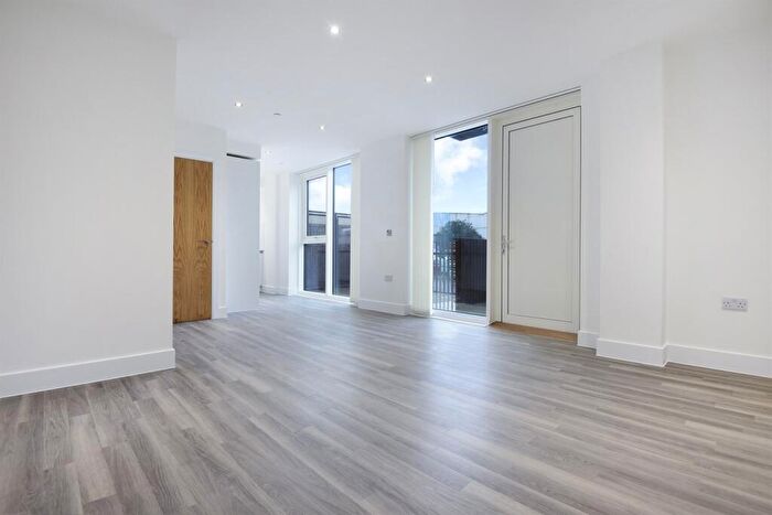 3 Bedroom Flat To Rent In Thames Road, London, E16