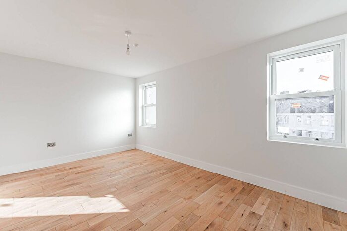 2 Bedroom Flat For Sale In Garratt Lane, Tooting, SW17