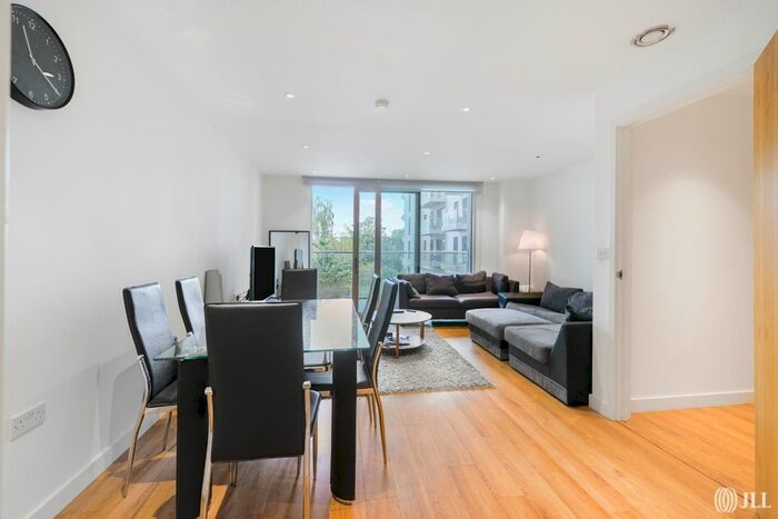 3 Bedroom Flat To Rent In Devan Grove, London N4