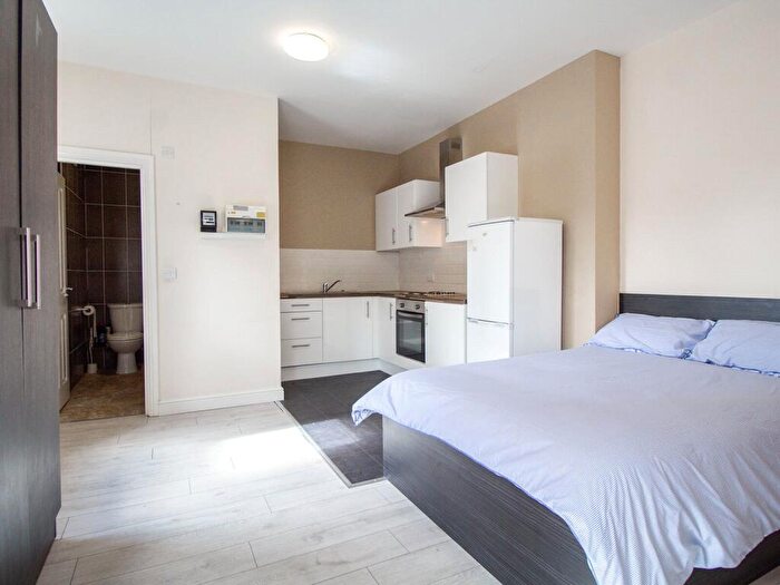 Apartment To Rent In Apt A, Clarendon Road #, LS2