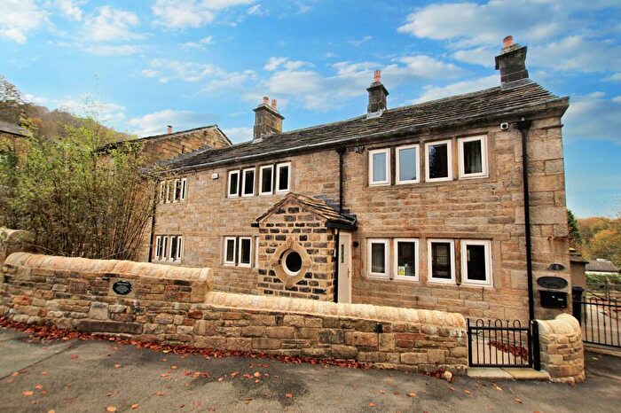 4 Bedroom Property To Rent In Kershaw Road, Todmorden, OL14