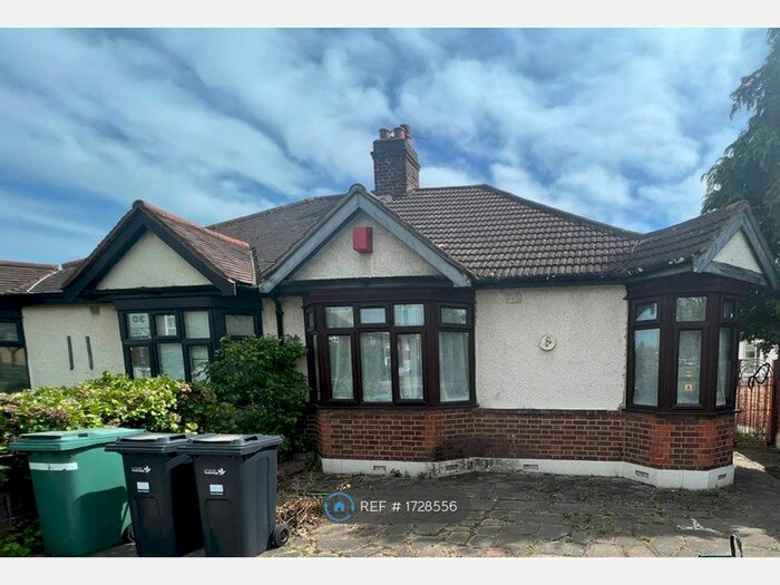 2 Bedroom Bungalow To Rent In New North Road, Ilford, IG6