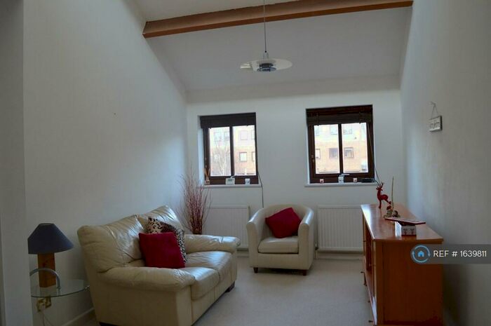 1 Bedroom Flat To Rent In Queens Reach, Kingston Upon Thames, KT1