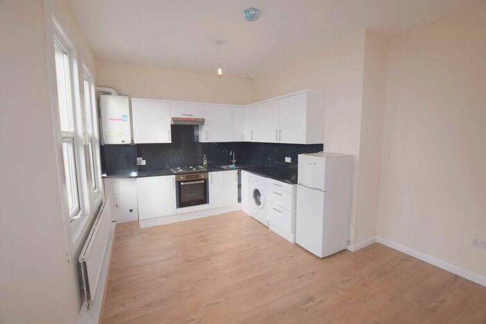 2 Bedroom Flat To Rent In Long Lane, Finchley, London N3