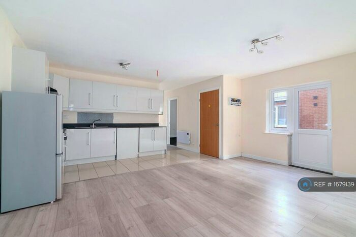 3 Bedroom Flat To Rent In Lordship Lane, London, N17