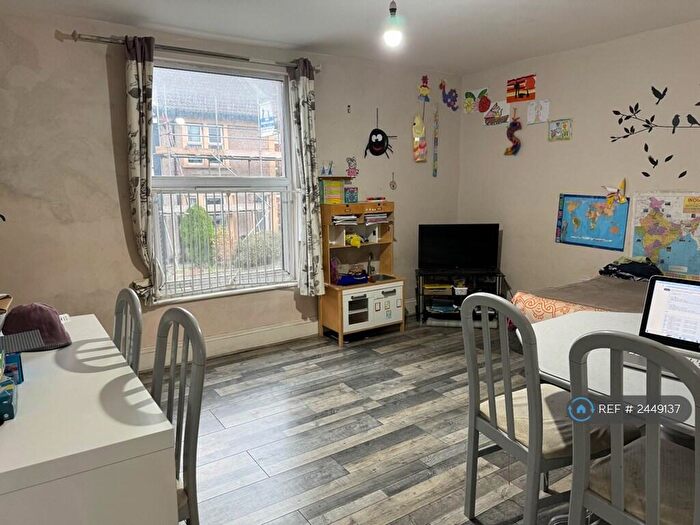 2 Bedroom Flat To Rent In West Street, Bedminster, Bristol, BS3