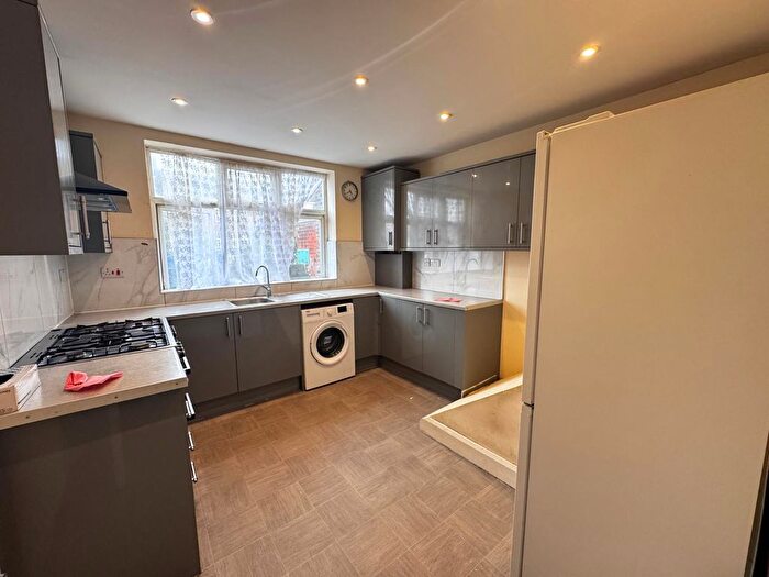 4 Bedroom Flat To Rent In Kenton Road, Kenton, HA3