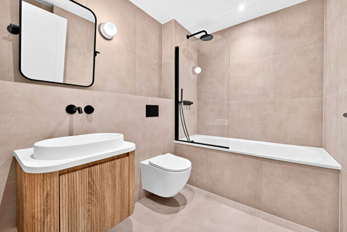 Apartment To Rent In Hollybush Gardens, London, E2
