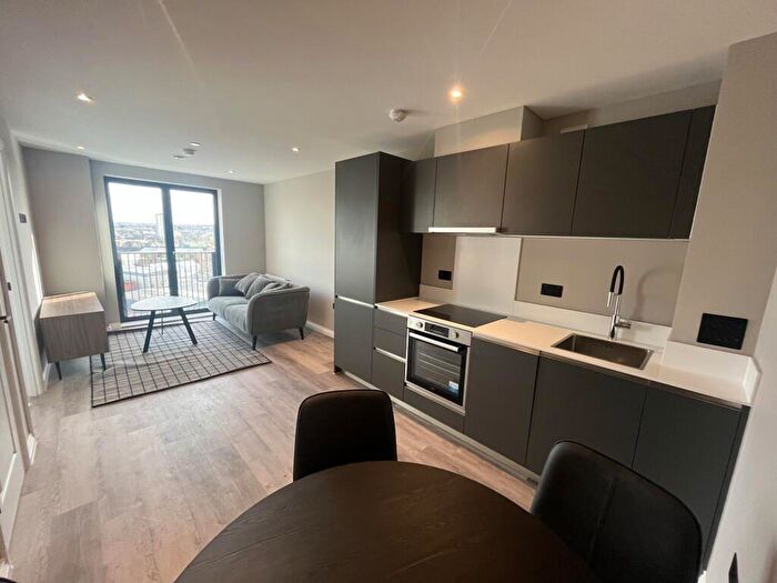 1 Bedroom Flat To Rent In Whitehall Road, Leeds, West Yorkshire, LS12