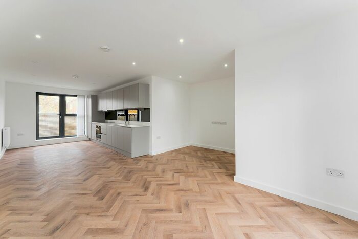 2 Bedroom Flat To Rent In High Street Wanstead, London E11