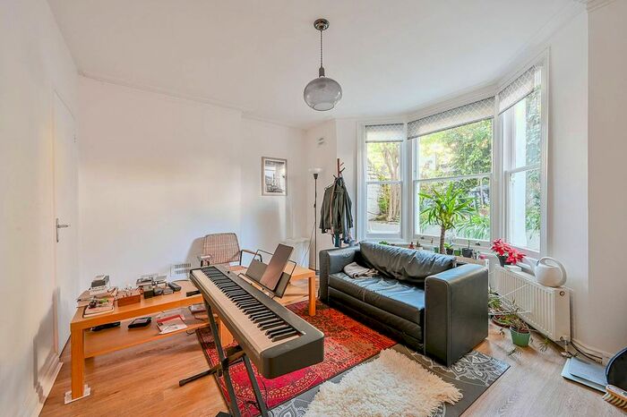 1 Bedroom Flat To Rent In Devonport Road, Shepherd's Bush, London, W12