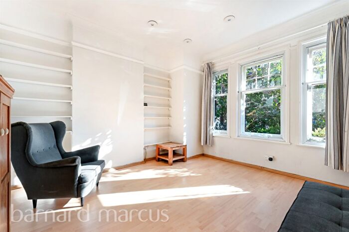 2 Bedroom Flat For Sale In Cricklade Avenue, London, SW2
