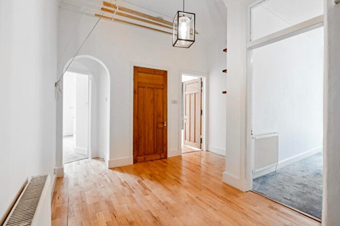 2 Bedroom Flat To Rent In Crow Road, Broomhill, Glasgow, G11