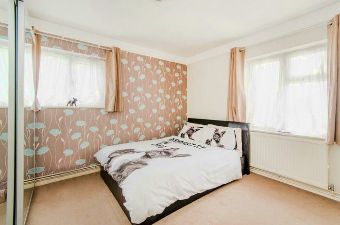 2 Bedroom Flat To Rent In Pinner Grove, Pinner, HA5