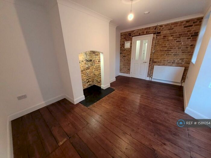 2 Bedroom Flat To Rent In Barry Road, London, SE22