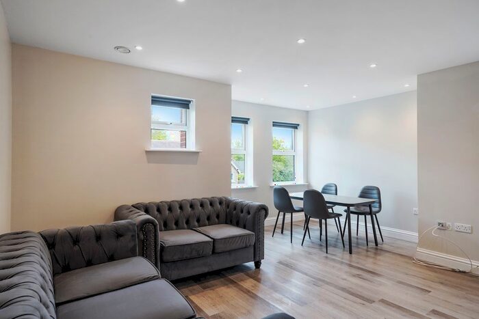 2 Bedroom Flat To Rent In Egham Hill, Egham, TW20