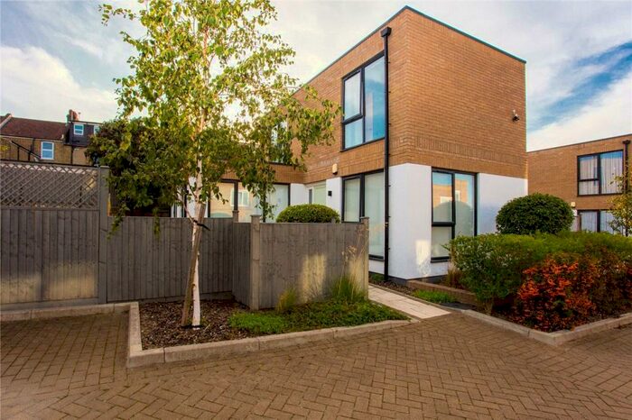 3 Bedroom Detached House To Rent In St. Thomas's Mews, Charlton, London, SE7