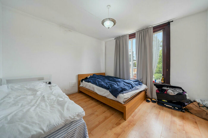 3 Bedroom Terraced House For Sale In York Road, Bounds Green, N11