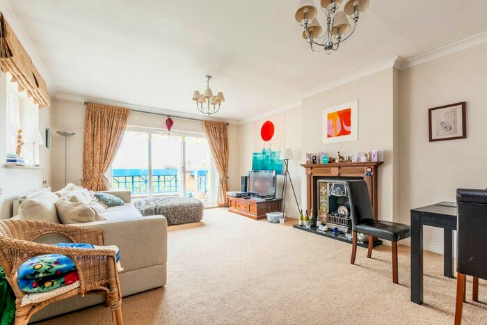3 Bedroom Flat To Rent In Putney Hill, Putney, London, SW15