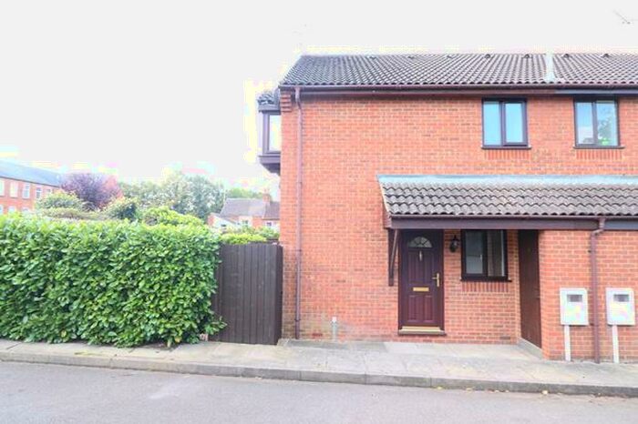 2 Bedroom Cluster House To Rent In Aspen Close, Rushden, NN10