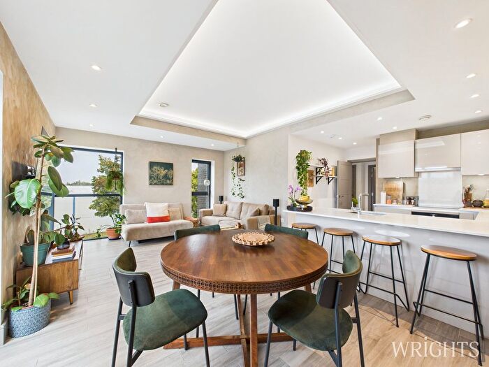 2 Bedroom Flat For Sale In Groom Place, Welwyn Garden City, AL7
