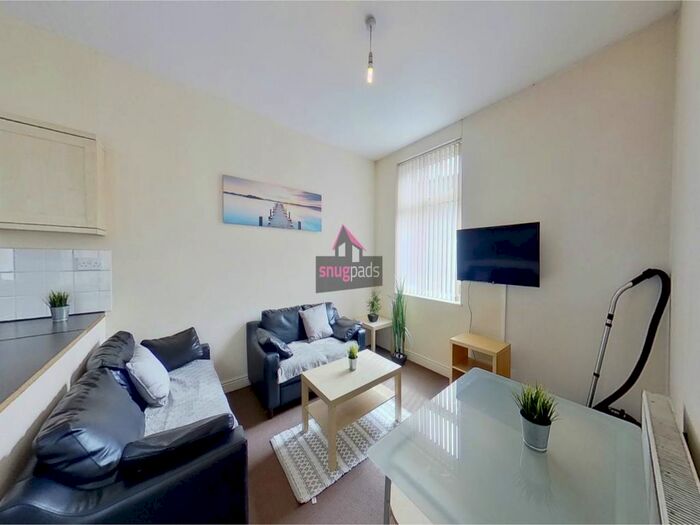 3 Bedroom Flat To Rent In Carlton Road, Salford, Manchester, M6