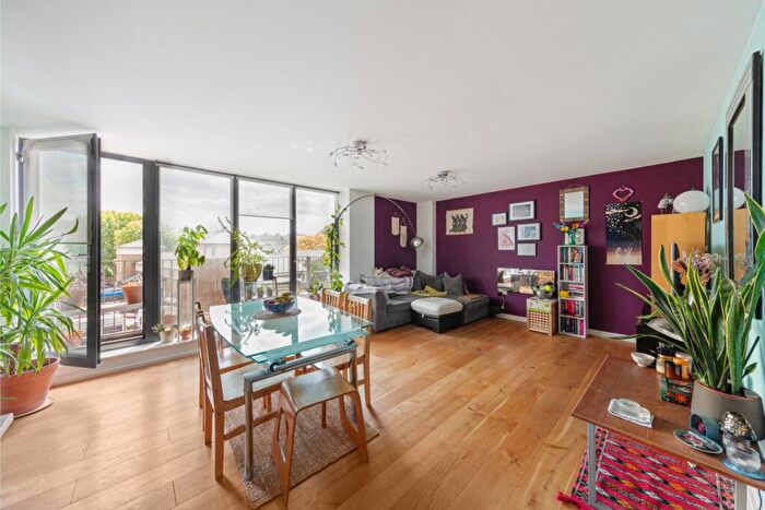 2 Bedroom Flat For Sale In Evelyn Street, London, SE8